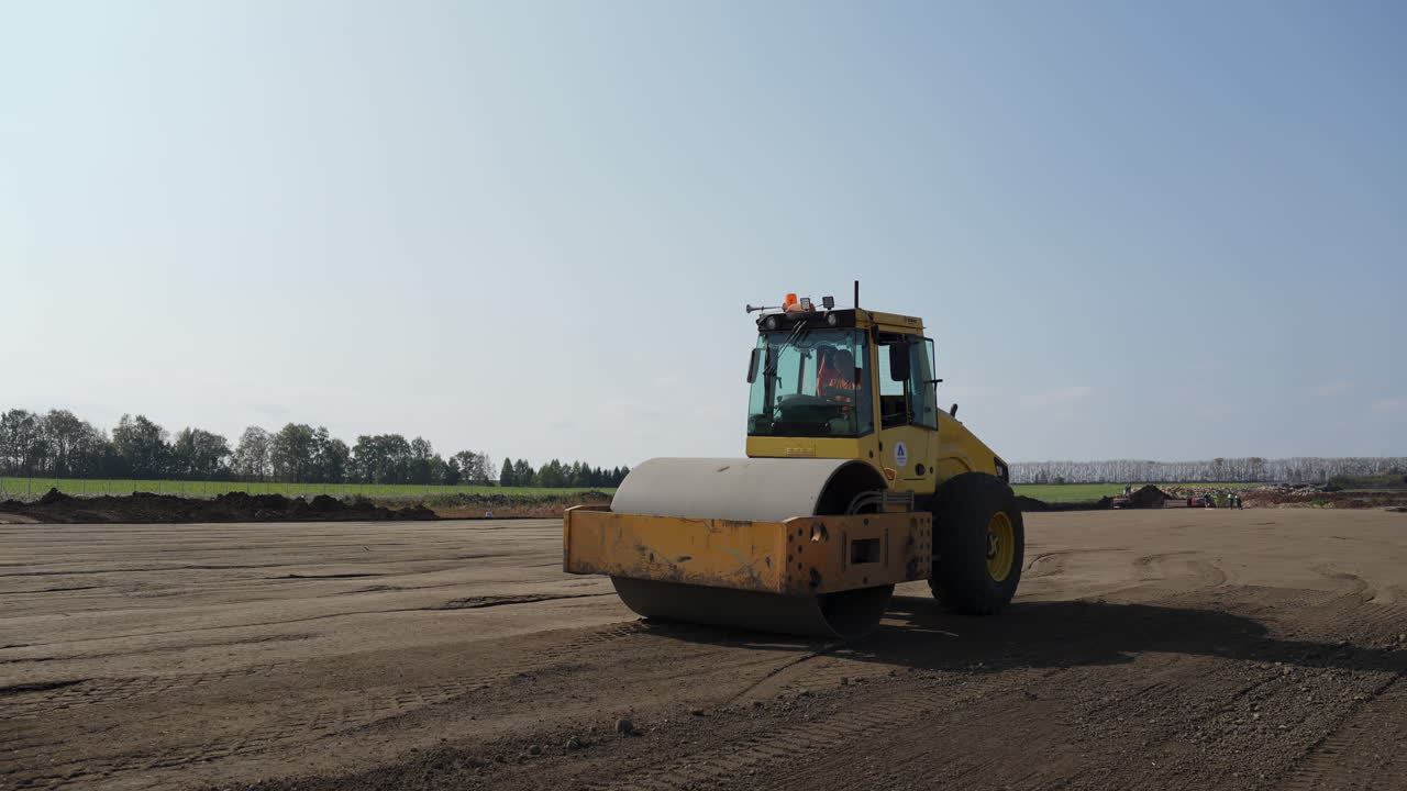 suelo de compactación de rodillos de carretera en el sitio de construcción