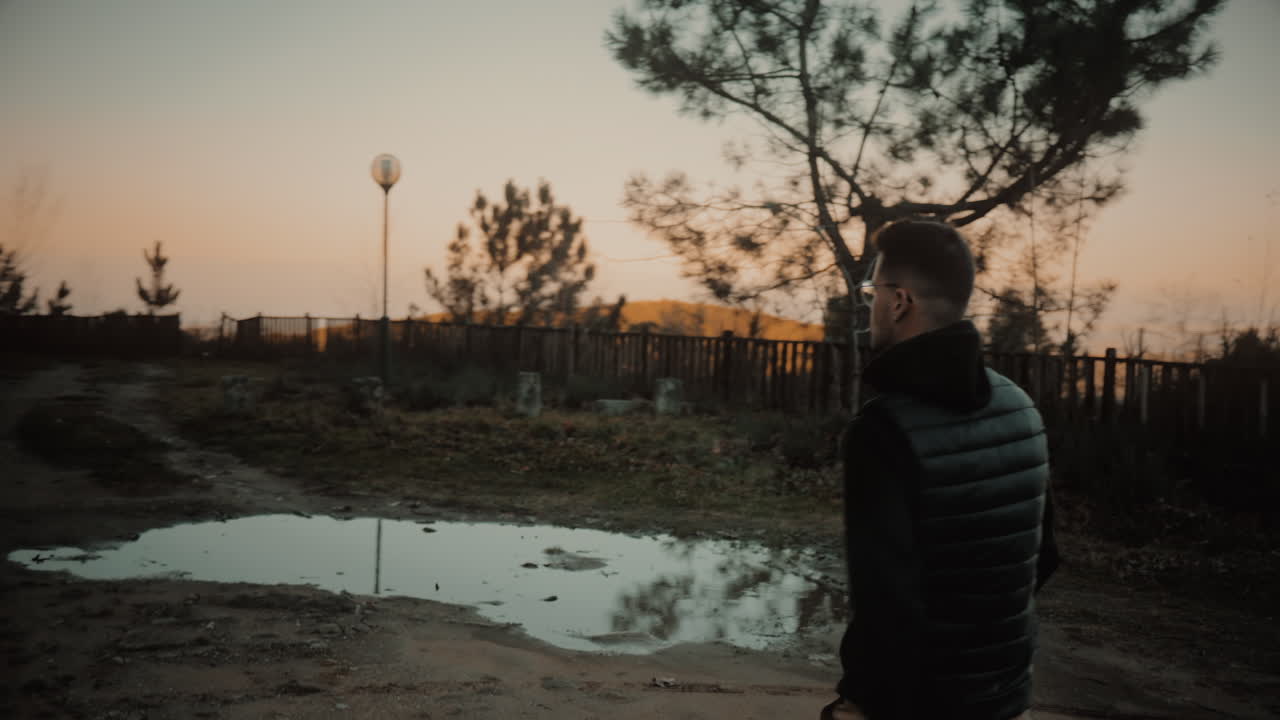 단독 여행자이자 사진작가는 차를 멈추고 일몰의 숨막히는 풍경을 탐험합니다.