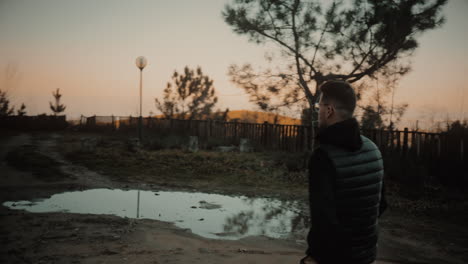 el viajero solitario y el fotógrafo detiene el auto para explorar un paisaje impresionante al atardecer