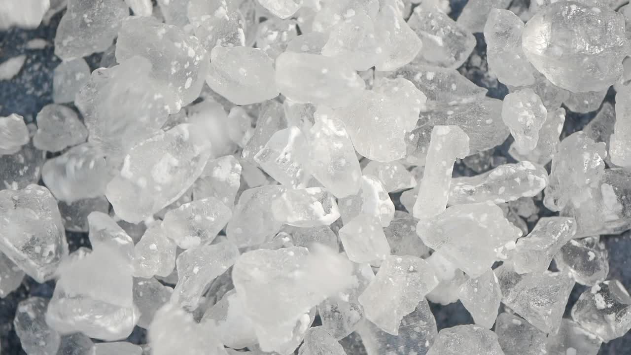 измельченные кристаллы льда или сахара