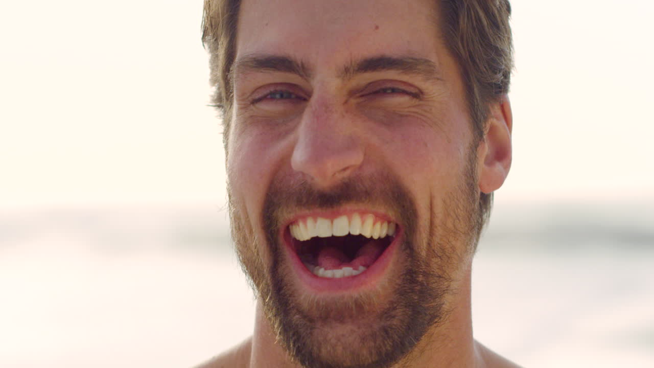 feliz, divertido y retrato de un hombre con una gran sonrisa