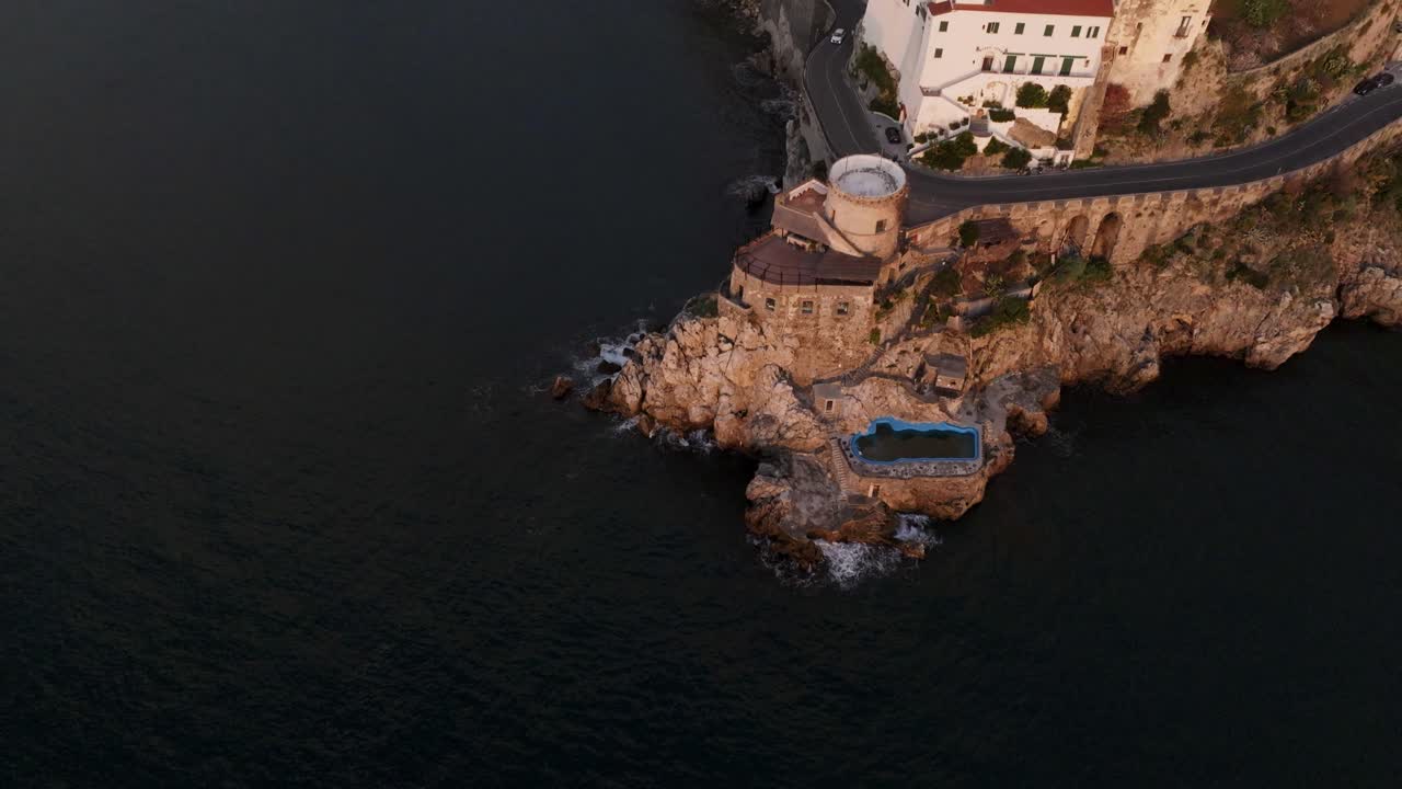 Amalfi, Italia all'alba con video drone della skyline ripresa in ascesa verso la città