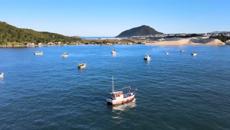 다른 보트 해변과 모래 언덕 florianópolis ingleses 해변 옆에 있는 낚시 보트의 드론 조감도