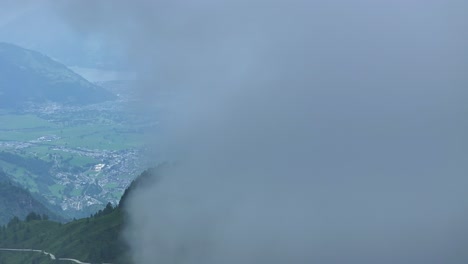 Dichter-Nebel-Bedeckt-Den-Himmel-Und-Beginnt-Sich-Erst-Aufzuklären,-Was-Einen-Hinweis-Auf-Die-Schönheit-Unten-Gibt