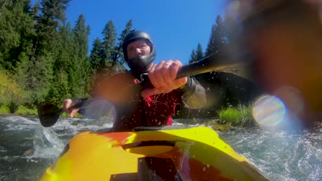 Einzigartiger-Blickwinkel-Eines-Wildwasserkajakfahrers,-Der-Einen-Flussbrückenabschnitt-Der-Klasse-Iii-Des-Oberen-Rogue-River-Im-Südlichen-Oregon-Hinunterfährt