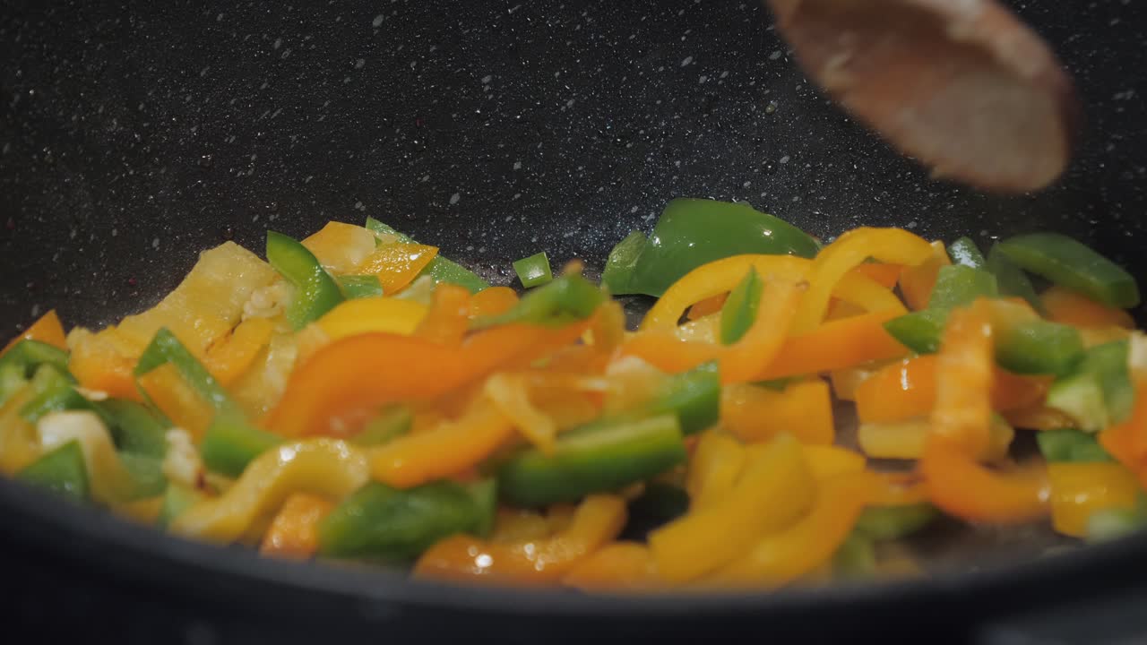 disparo en cámara lenta controlado por movimiento de pimentón en una sartén