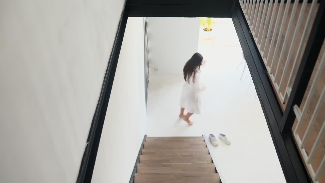 욕조 를 입고 위층 을 고 있는 여자