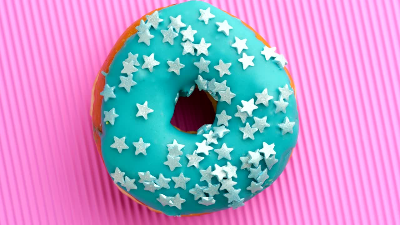 el donut glazado de primer plano.