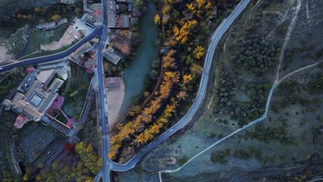 Carreteras-Y-árboles-En-Las-Afueras-De-La-Ciudad.