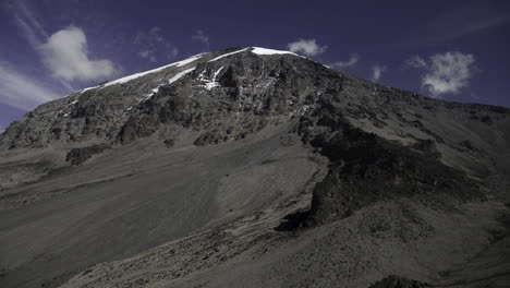 vista del pico uhuru en la cima del monte kilimanjaro en tanzania, áfrica