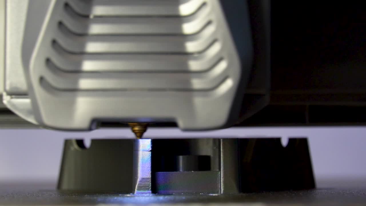 la impresora 3d imprime un engranaje mecánico de plástico en cámara lenta