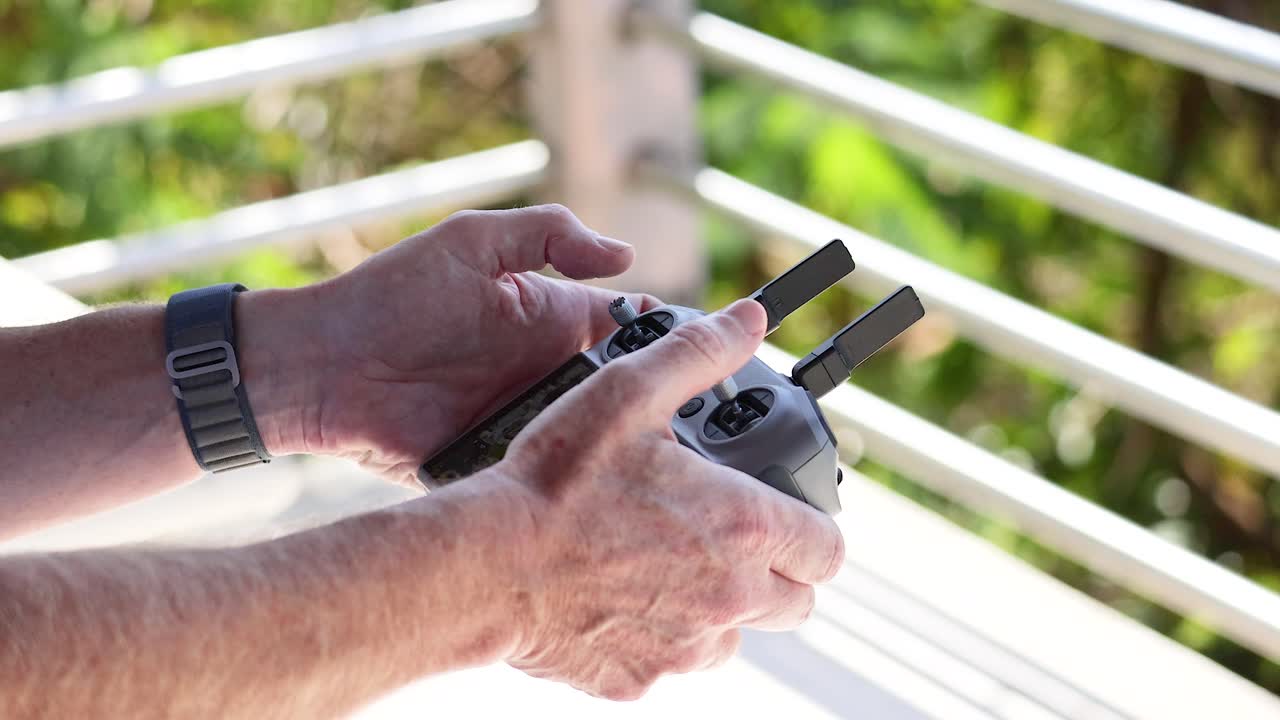 원격 손으로 드론을 제어하는 것