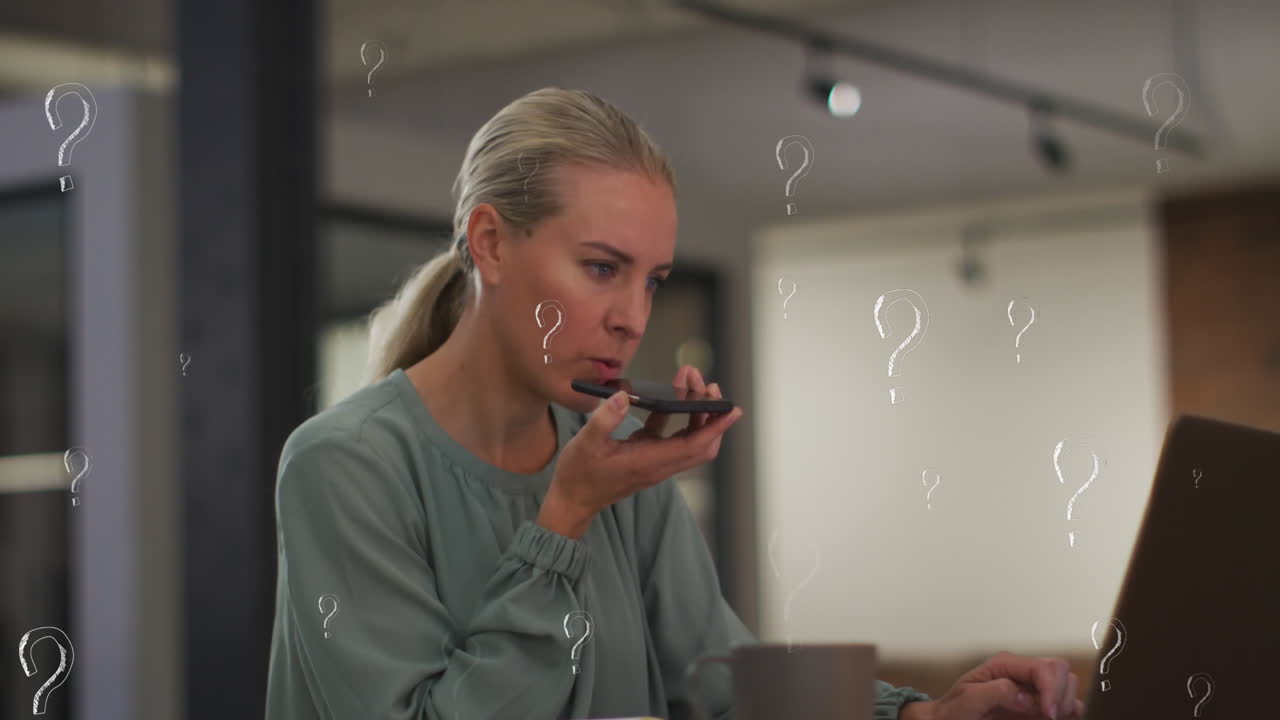 animación de signos de interrogación sobre mujer de negocios caucásica que trabaja en la oficina.