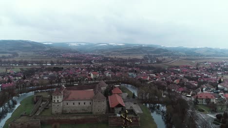 Backwards-reveal-pull-of-the-Fagaras-Cathedral-in-Brasov's-county-in-Romania