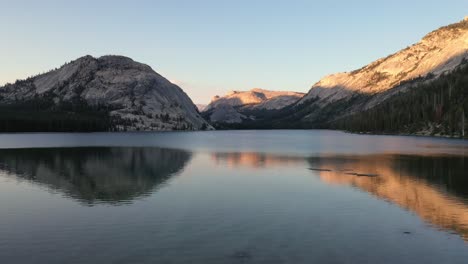 Río-Tranquilo-Con-Paisajes-De-Montaña-En-El-Parque-Nacional-De-Yosemite-En-California