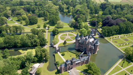 órbita aérea del hermoso castillo de haar en los países bajos