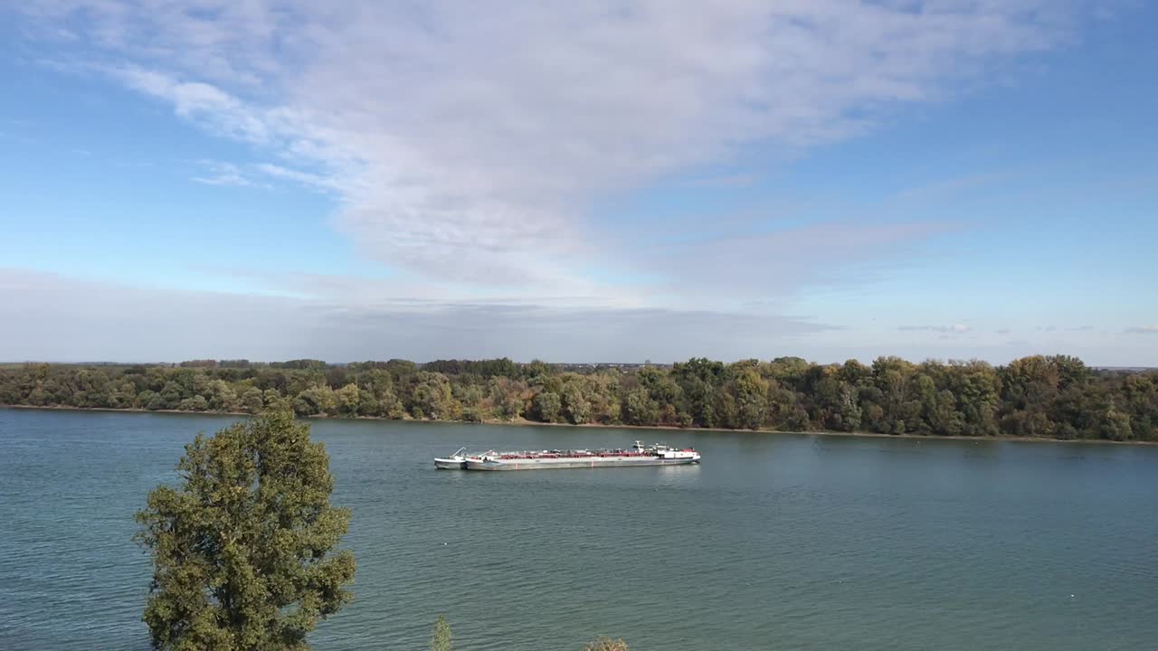 barco grúa a la deriva en el río danubio