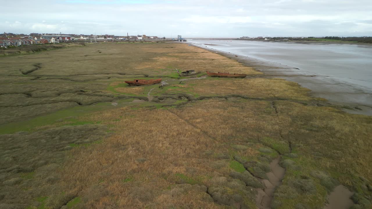 Nærmer seg rustne skipsvrak på saltmyr ved siden av River Wyre ved Fleetwood Marshes naturreservat.