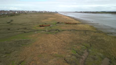 acercándose a naufragios oxidados en salt marsh junto al río wyre en la reserva natural de fleetwood marshs