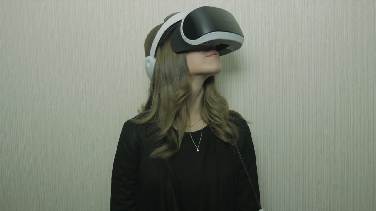 mujer con auriculares vr