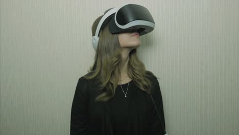 mujer con auriculares vr