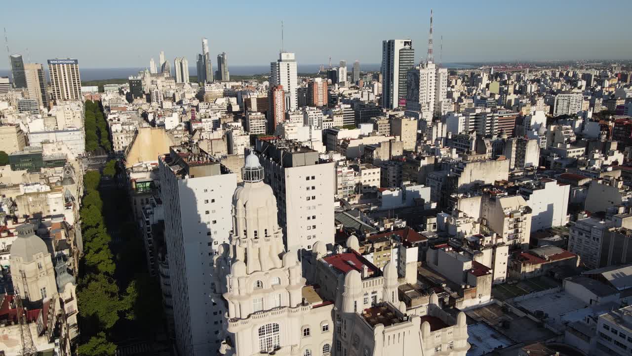 구름 한 점 없는 하늘을 배경으로 부에노스아이레스 시내의 5월 애비뉴에 있는 유서 깊은 바롤로 궁전의 건물 외부 세부 사항을 캡처한 멋진 전망 내림차순