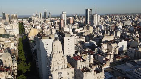 vista espectacular toma descendente que captura los detalles exteriores del edificio del histórico palacio barolo en la avenida de mayo en el centro de buenos aires contra el cielo despejado