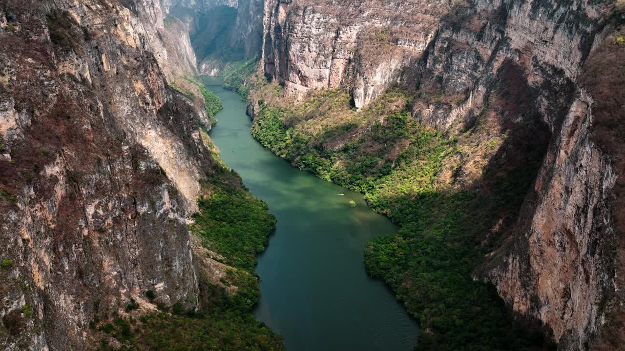 aéreo - cañón del sumidero y río grijalva, chiapas, méxico, inclinación hacia adelante