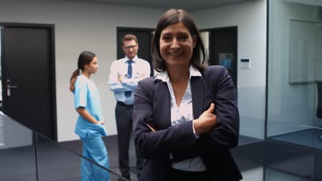 retrato de una doctora de pie con los brazos cruzados en un hospital