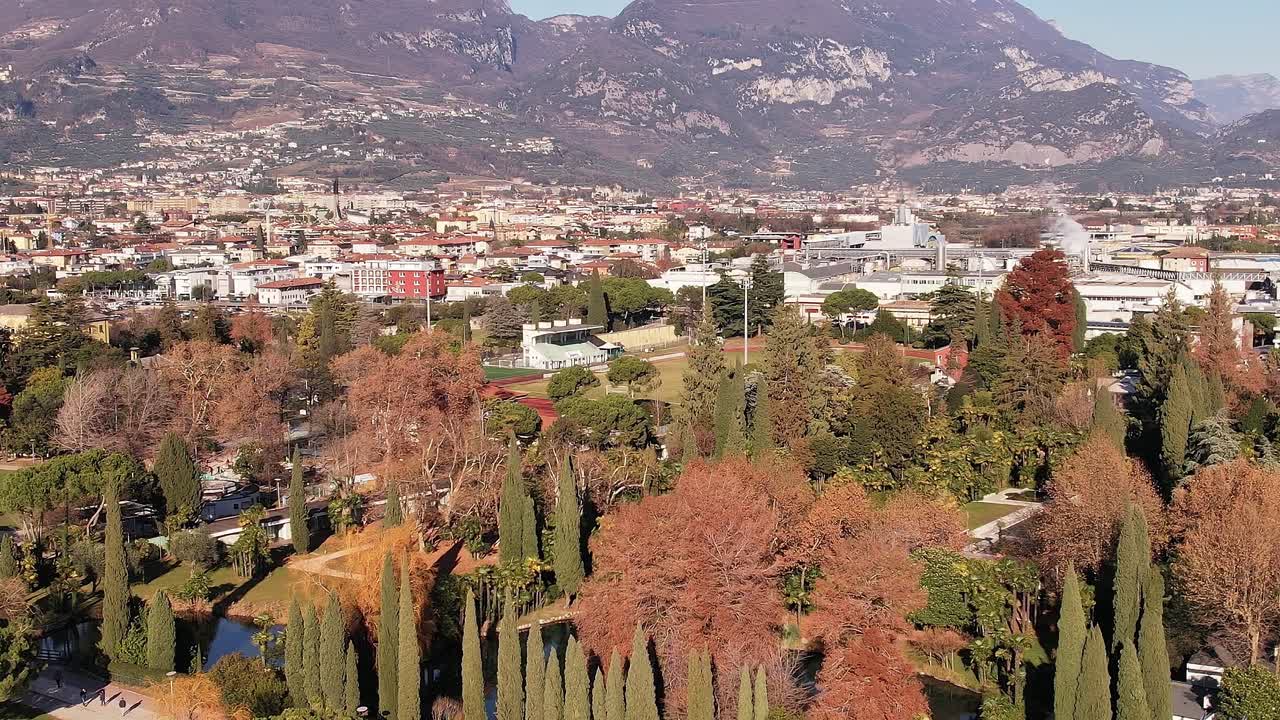 In questa vista panoramica, degli alberi colorati si ergono in mezzo al paesaggio alpino