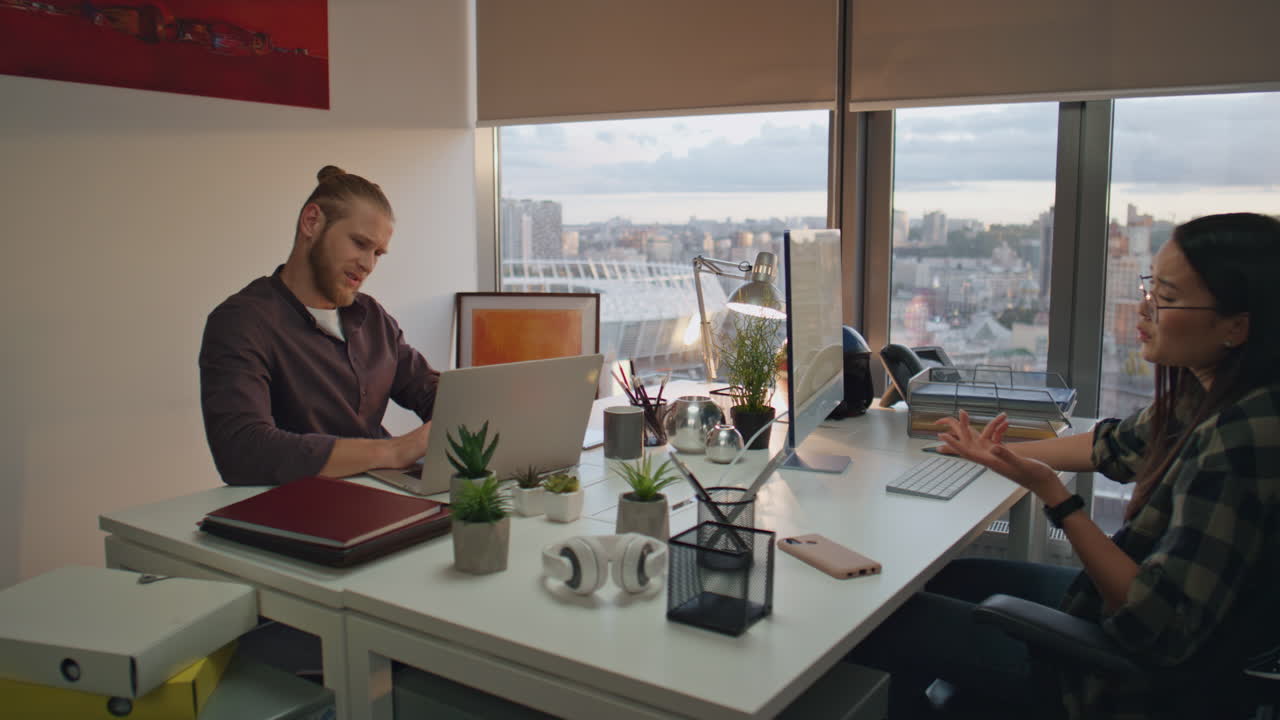 Positive startup-medarbejdere arbejder på kontor. Venlige kolleger kommunikerer.