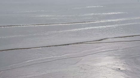 Close-up-shot-of-the-shoreline-of-Charleston,-SC