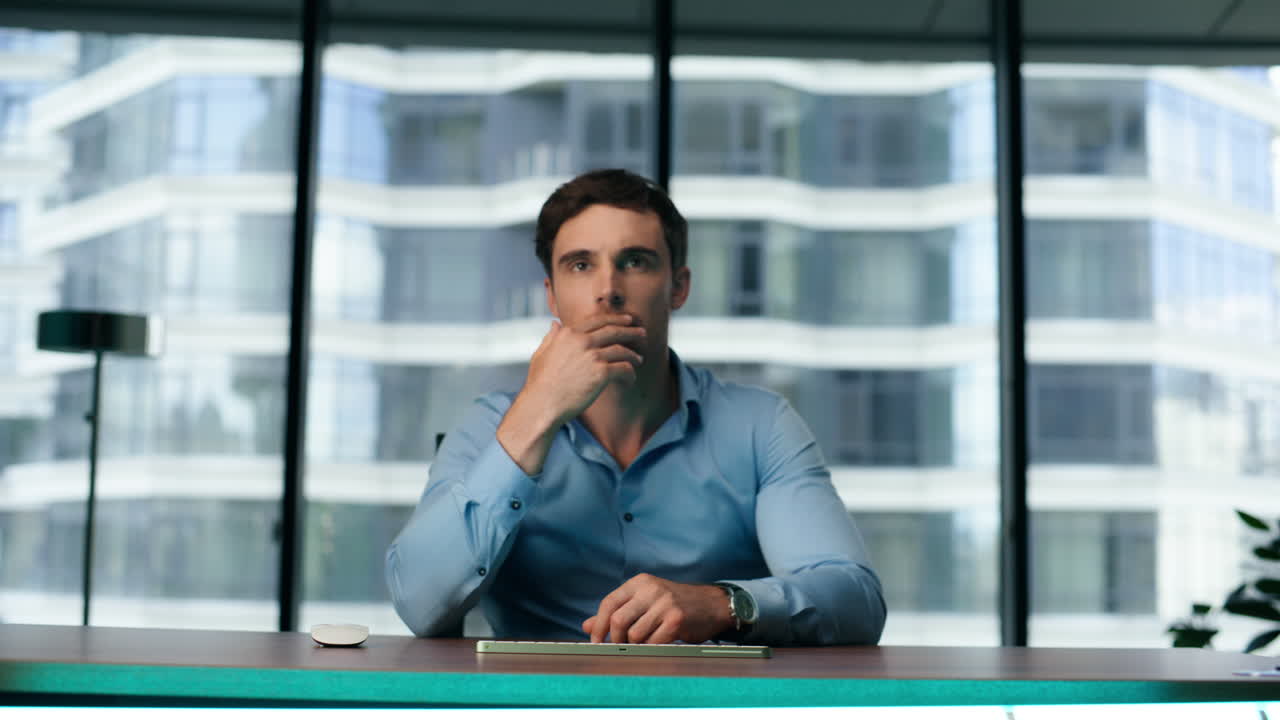 hombre de negocios analizando la pantalla táctil transparente futurista sentado en la oficina de cerca