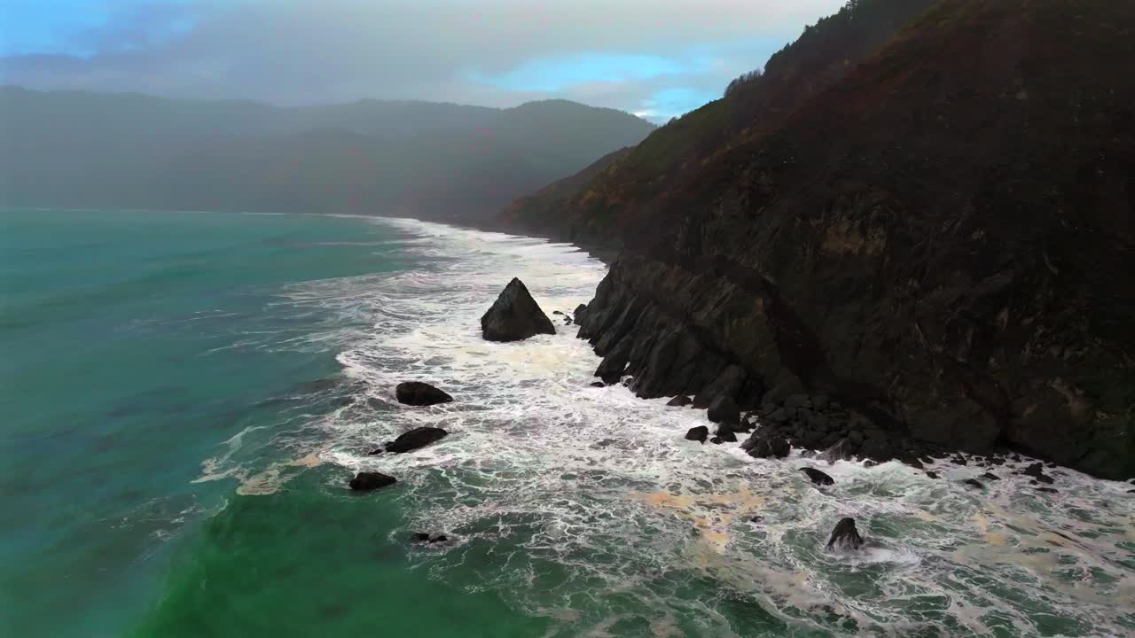 norte de california océano pacífico costa escarpada niebla brumosa niebla debe llover mañana nublada playa usal campamento perdido costa sendero redwoods pnw avión no tripulado disparo estático olas que se estrellan en fort bragg