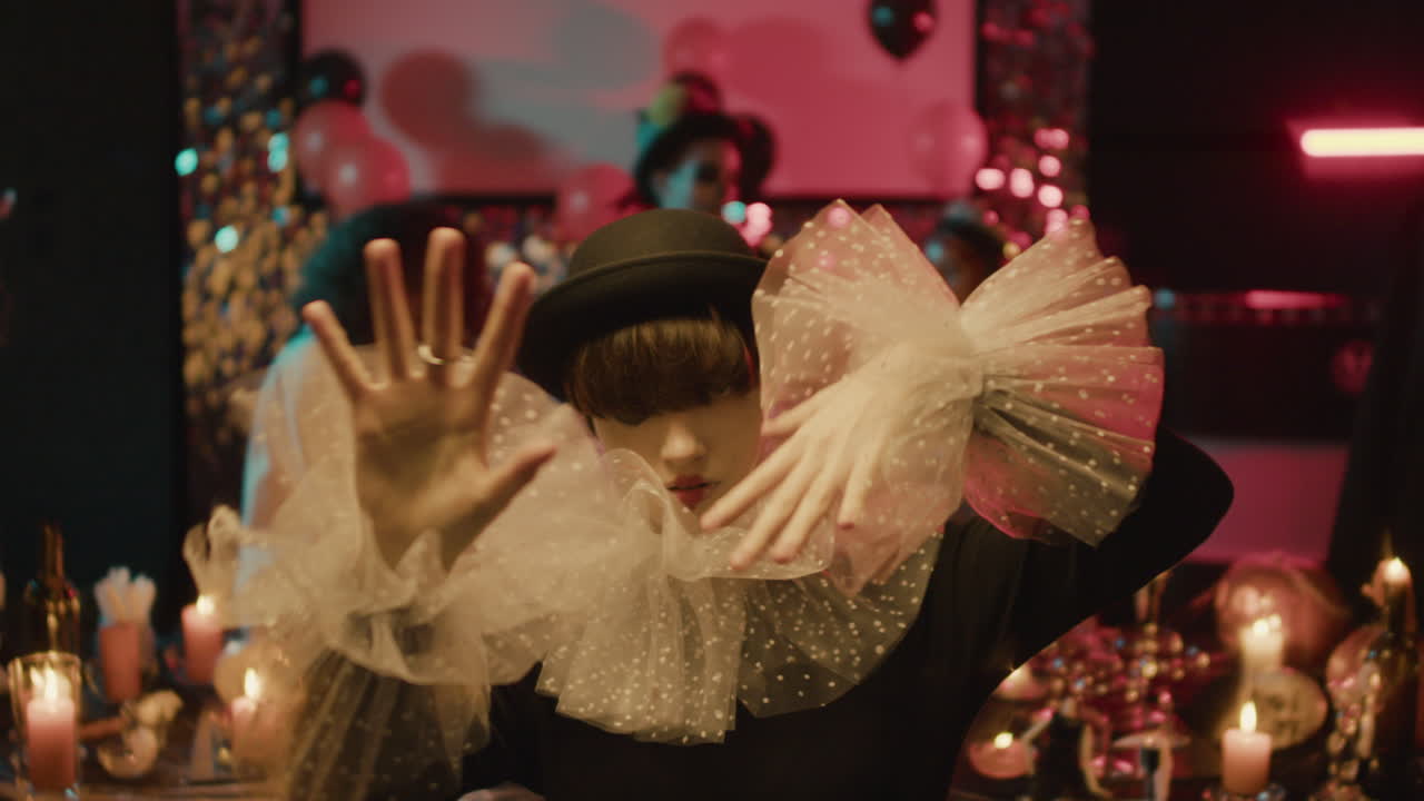 젊은 여성이 팔을 움직이는 근접적인 모습.