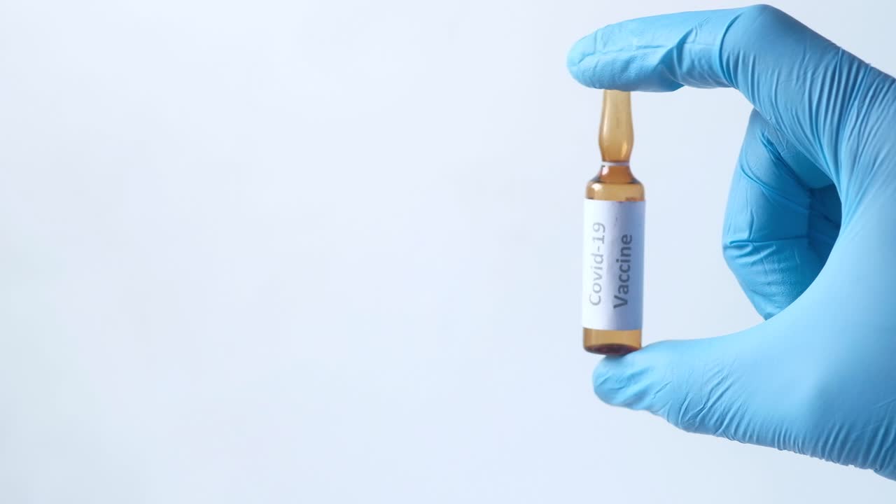 vacuna contra la covid-19 en la mano