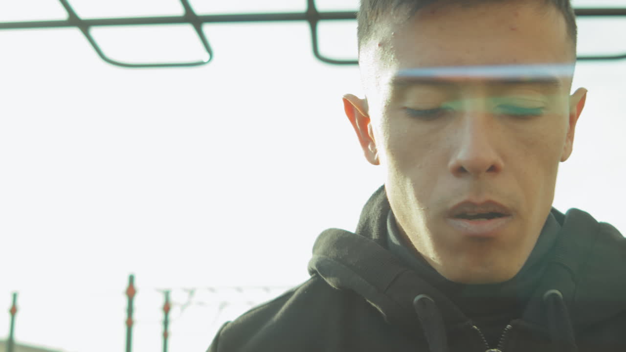 운동장 에서 목 을 펴고 있는 남자