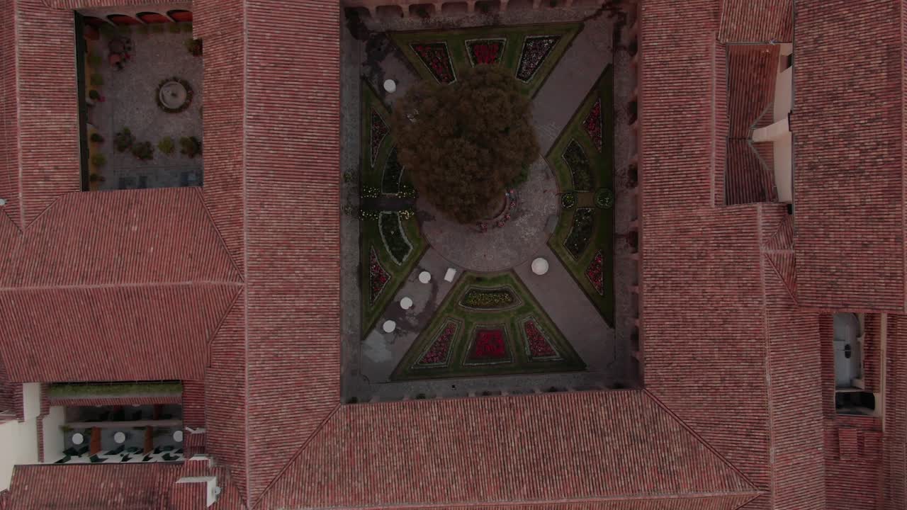 vista aérea de 4k sobre un hermoso jardín interior decorado de una casa colonial española en el centro de la ciudad de cusco, capital de los incas
