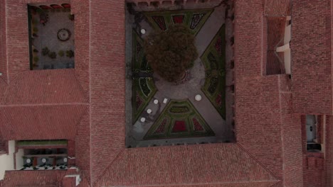 4K-Luftaufnahme-über-Einen-Wunderschön-Dekorierten-Innengarten-Eines-Spanischen-Kolonialhauses-Im-Stadtzentrum-Von-Cusco,-Der-Hauptstadt-Der-Inkas
