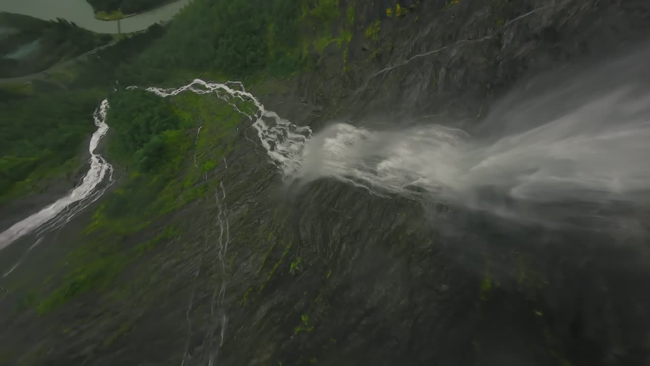 drone fpv volando a través de una cascada