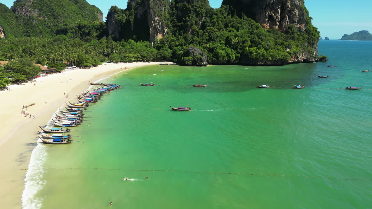 Barche a coda lunga thailandesi in attesa di passeggeri sulla spiaggia di Railay, Thailandia, Krabi