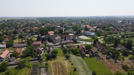 Amplia-Vista-Aérea-De-La-Ciudad-De-Szalkszentmarton-En-Hungría-Con-Una-Iglesia-Reformada.