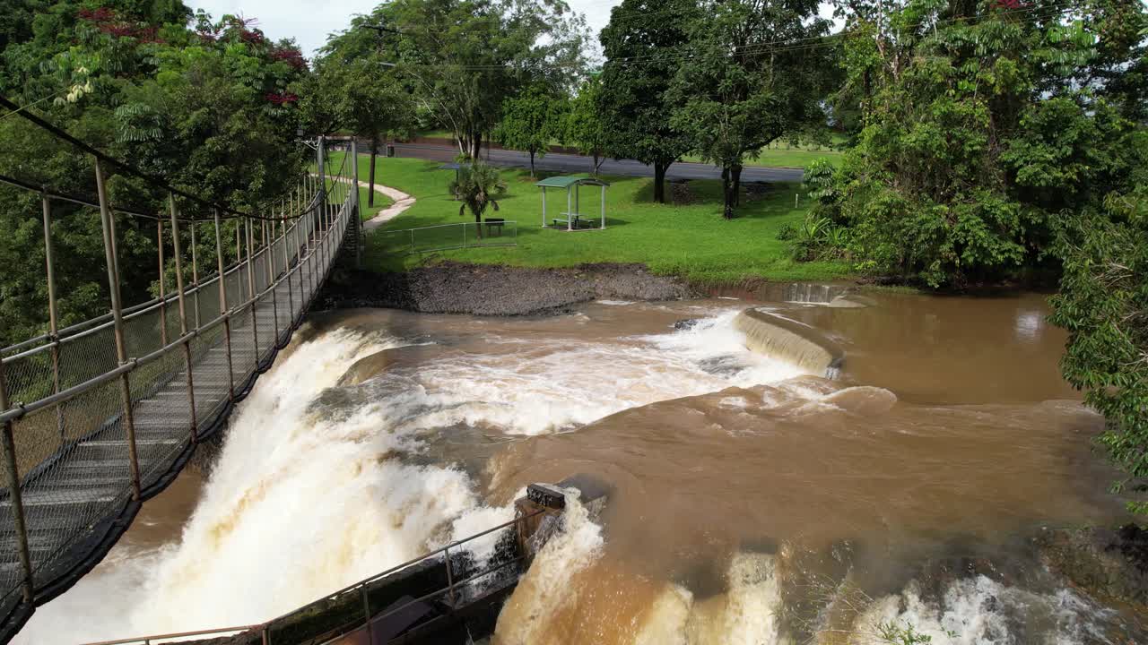 tomada de drone de las cataratas de mena creek, puente peatonal y paisaje, queensland, australia