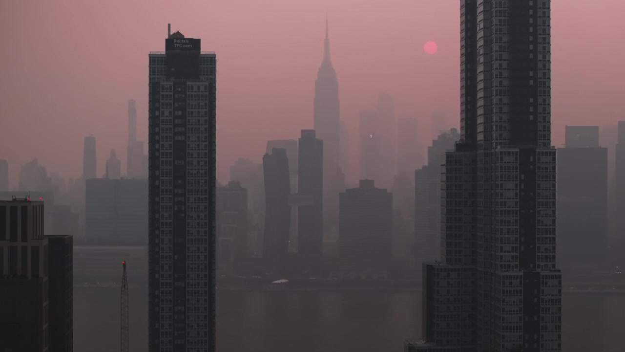 Vista aérea da cidade de Nova York coberta por fumaça de incêndios florestais canadenses. Filmado durante o verão de 2026.