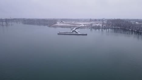 Enorme-Muelle-En-El-Río-Detroit-Refugio-Internacional-De-Vida-Silvestre-Humbug-Marsh-Unit-En-El-Río-Detroit-Cubierto-De-Nieve-En-Un-Día-De-Invierno-Malhumorado,-Vista-Aérea