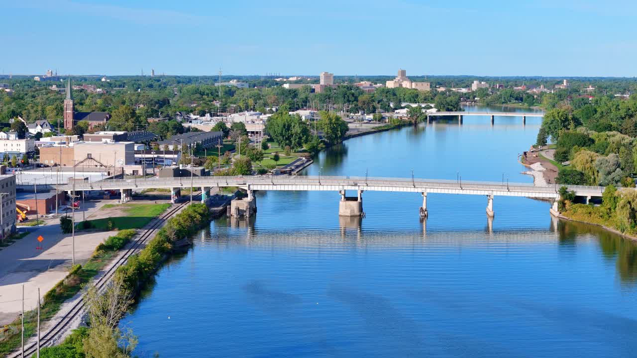 Video aereo con drone del Court Street Bridge sul fiume Saginaw, Saginaw, Michigan, USA
