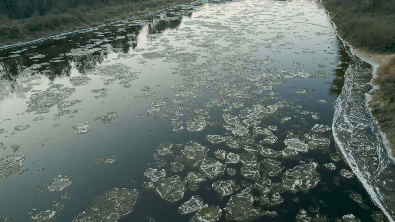 Blocos de gelo descendo lentamente o rio em um dia ensolarado de inverno.