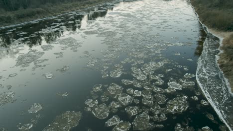 Eisbrocken,-Die-An-Sonnigen-Wintertagen-Langsam-Flussabwärts-Fließen