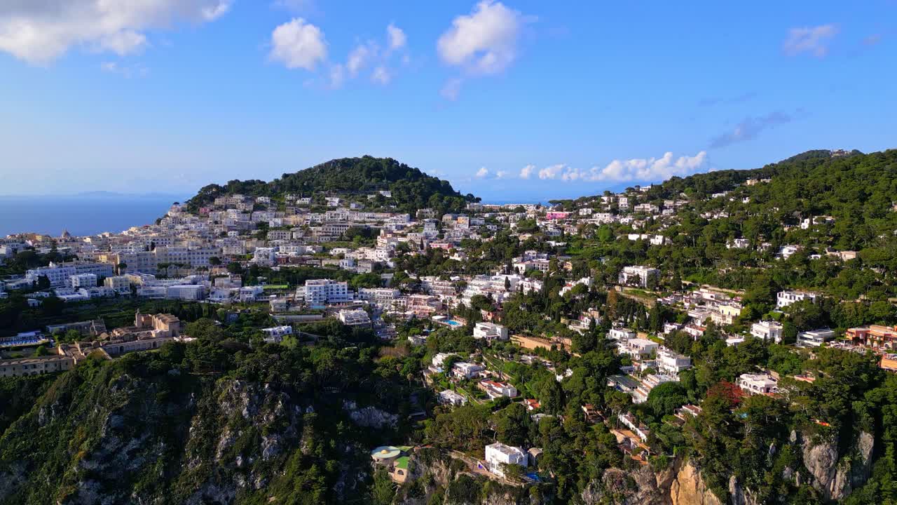 이탈리아 카프리 섬 에 있는 아나카프리 의 집 들 과 지중해 바다 - 공중 드론 촬영