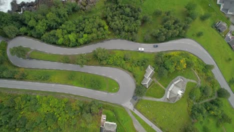 Toma-Aérea-De-Autos-Conduciendo-Por-Un-Camino-Sinuoso-En-Noruega